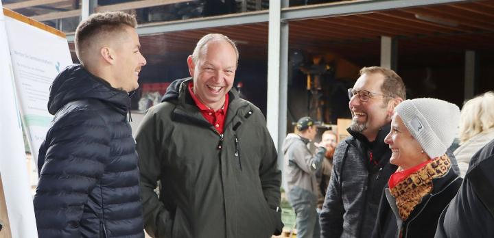 Verwaltungsmitglied Fabian Schatzmann im Gespräch mit Roger Kohler, Alex Füglistaller und Sonja Kohler (v. l.).