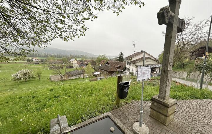 Blick vom geschützten Wegkreuz auf den Niederrohrdorfer Weiler «Holzrüti». Foto: hhs