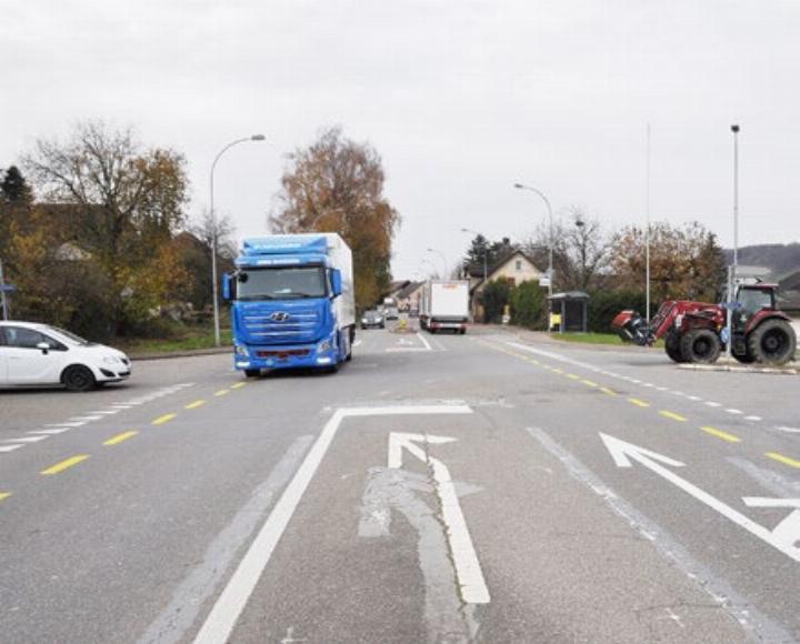Die Hauptstrasse durch Mägenwil ist viel befahren. Foto: ml