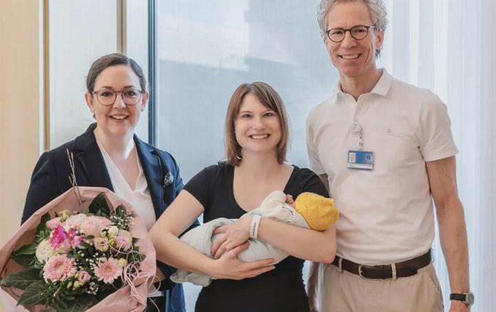 Blumen fürs erste Neubau-Baby: Pflegedirektorin Michèle Schmid (l.) und Prof. Leonhard Schäffer, Chefarzt Geburtshilfe (r.), begrüssen Isabelle Spinnler und die kleine Valea. Foto: zVg