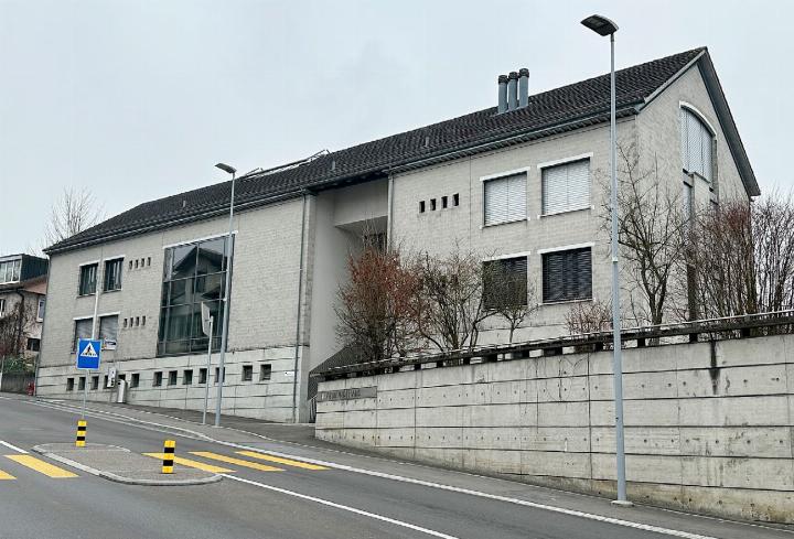 Beim Gemeindehaus in Stetten fand am Montag ein Grosseinsatz der Polizei statt. Zuvor wurde auf dem Betreibungsamt in Niederrohrdorf eine Morddrohung gegen die Finanzverwaltung in Stetten ausgesprochen. Foto: dg