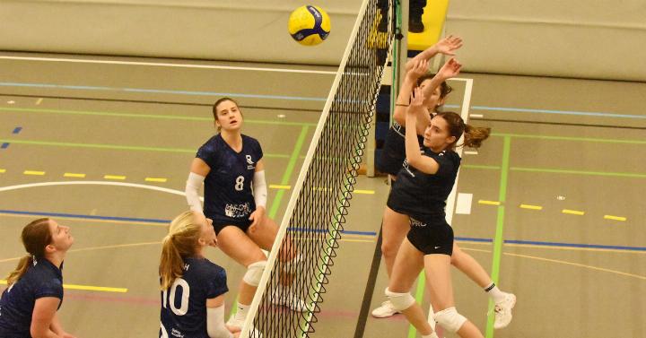 Der Mutscheller Block (r.) wehrt einen Angriff ab. Tanja Stadler (l.), Sarah Gähwiler (Nr. 10) und Samira Köpfli (Nr. 8) beobachten die Szene. Foto: bn