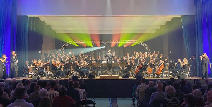 Riesiges Aufgebot: Ein Chor, eine Band, eine Musikgesellschaft und ein Streichensemble mit insgesamt 100 Personen standen auf der Bühne. Fotos: ml