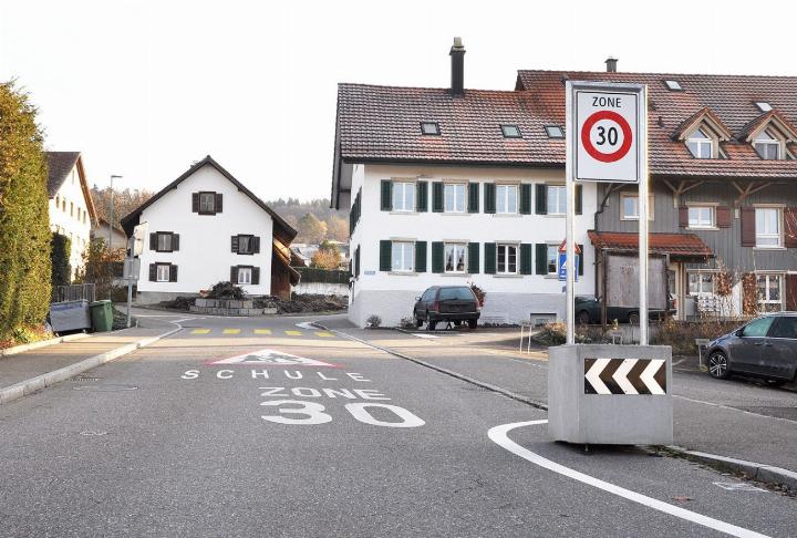 Den Poller mit Tempo-30-Beschilderung beim Restaurant zur Post finden manche buchstäblich deplatziert. Bei einem Rückstau auf die Hauptstrasse sehen sie eine erhöhte Gefahr von Auffahrunfällen. Foto: ml