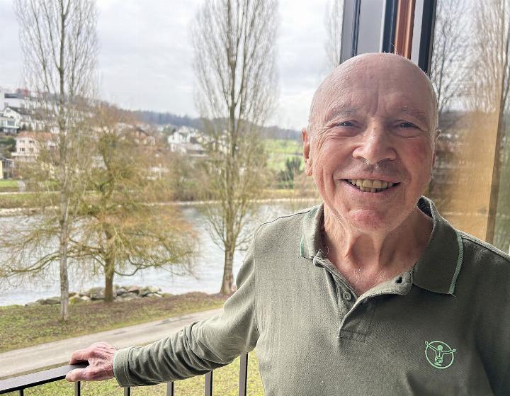 Josef Vock steht im Zimmer des Alterszentrums Im Grüt, wo er mit seiner Frau seit kurzem wohnt, und freut sich über den Blick auf die Reuss. Fotos: hhs