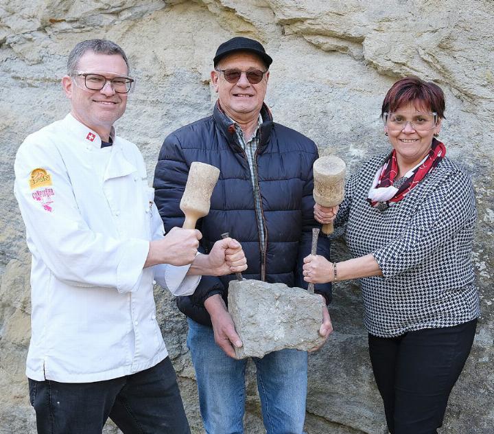 Martin und Manuela Meier durften ihren Muschelkalk gemeinsam mit Walter Savoldi vom Verein Steinbruch Mägenwil (Mitte) selbst schlagen. Fotos: zVg