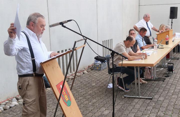 Ernst Baumann (l.) kritisierte neben anderem, die Kosten der Buswartehäuschen im Rahmen der Sanierung der Kantonsstrasse seien nicht budgetiert worden. FiKo-Präsident Jürg Schraner widersprach dieser Schilderung. Foto: mbe
