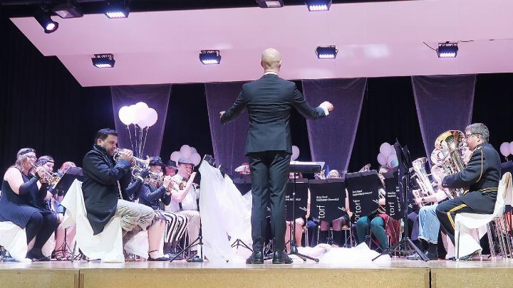 Die Spielgemeinschaft mit ihrem Dirigenten Sebastian Smolyn an ihrem Jahreskonzert vom 3. Mai in Birmenstorf. Foto: mbe