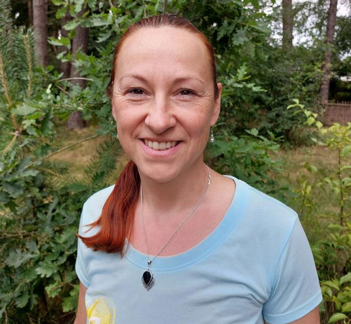 Cécile Künzli will sich als Gemeinderätin für Niederwil einsetzen. Sie wohnt im Ortsbürgerhaus und hat einen KMU-Betrieb im Ort. In ihrer Freizeit geht sie gerne in der Natur wandern. Foto: dg