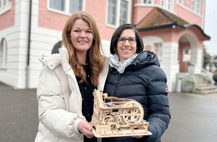 Etwas grösser als diese Kugelbahn, die Tiziana Hümbeli (l.) und Daniela Hauser symbolisch vor dem Gemeindehaus präsentieren, sollen im Dorf die verschiedenen Kugelbahnen des Vereins «Chugälirund» werden. Foto: hhs