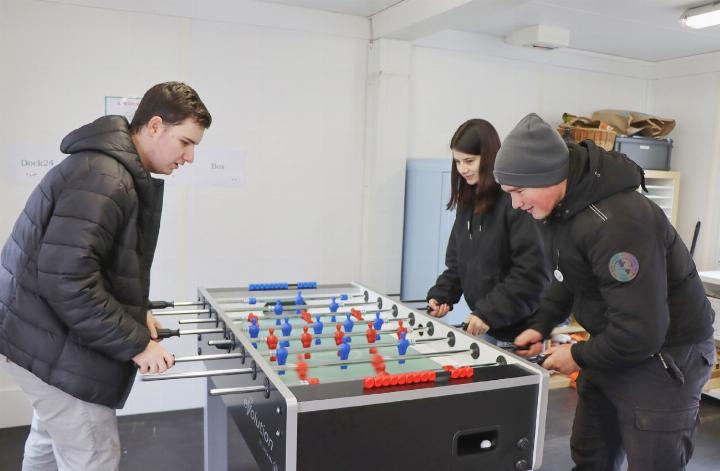 Der Töggelikasten erfreute sich schon bei der Einweihung des Jugendtreffs grosser Beliebtheit. Bald kann er regelmässig besucht werden. Die Termine von November bis Februar 2026 stehen bereits fest. Foto: Archiv/dg