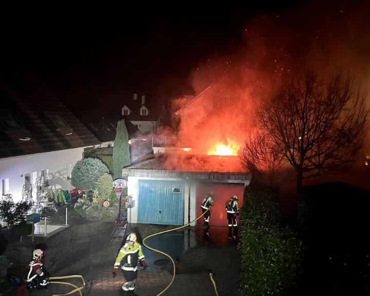 Ein Schuppen direkt hinter einer Doppelgarage brannte am Silvesterabend. Die Feuerwehr rückte zur Sicherheit mit einem Grossaufgebot aus. Foto: zVg