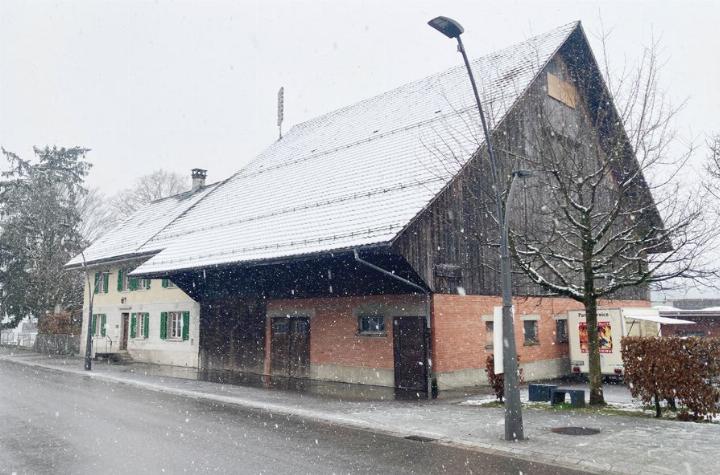 Die Dorfschüür, welche zum Kollerhaus (links) gehört. Sie sollte einem Ersatz-Neubau weichen und für die Tagesstrukturen genutzt werden können. Der Gemeinderat hat das Projekt nun zurückgestellt. Foto: mbe