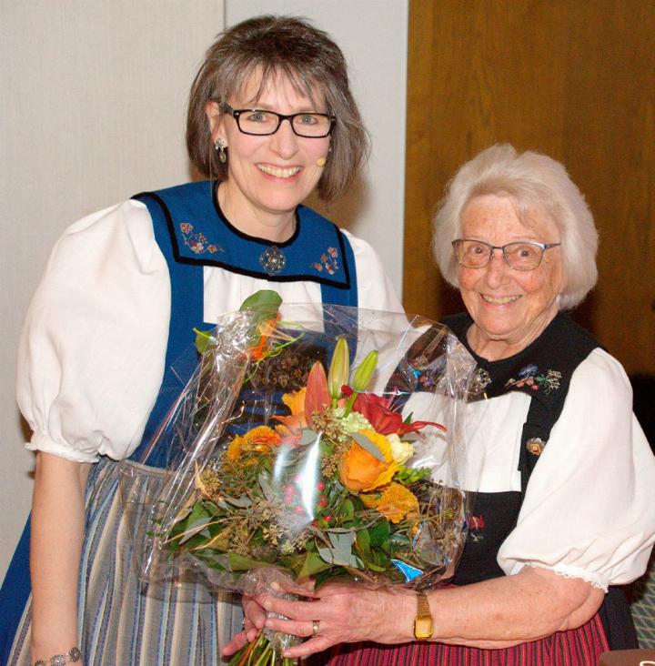 Ursula Steiner (r.) singt seit 35 Jahren im Chor mit und wird geehrt. Die Präsidentin Monika Koch übergibt ihr einen Blumenstrauss. Foto: zVg