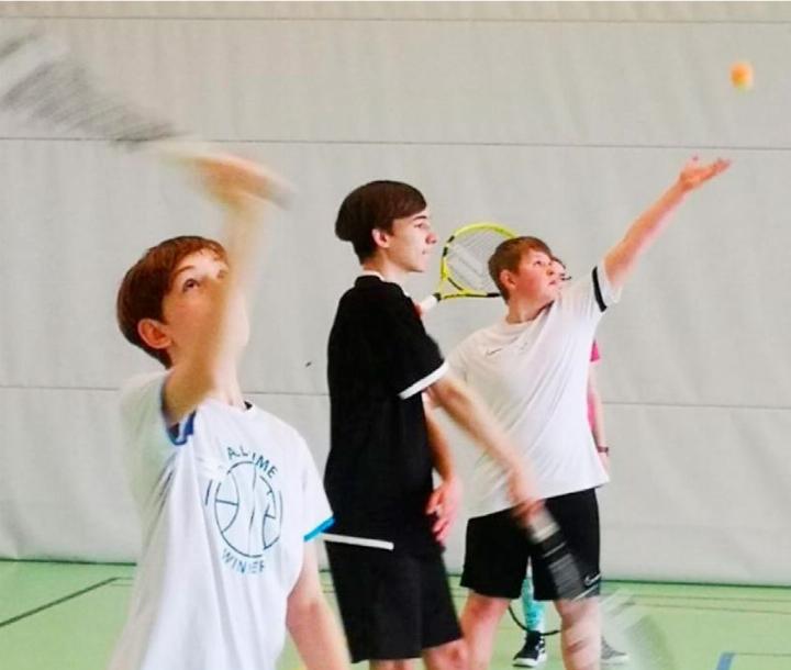 Tennis wird in unterschiedlichen Altersgruppen gespielt. Fotos: zVg