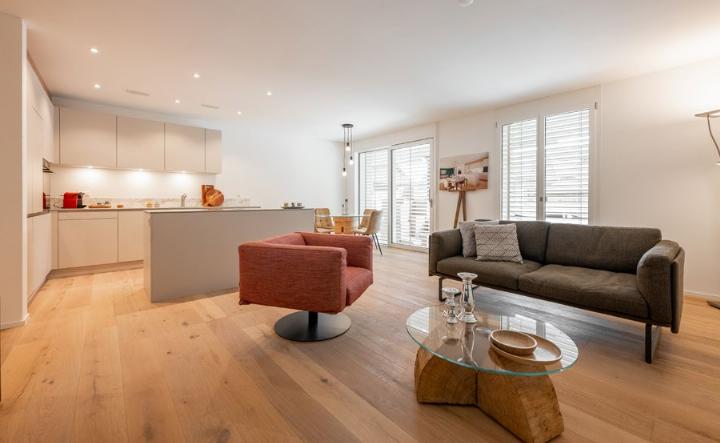 Die Eigentumswohnungen im «Tannerhof» bieten viel Tageslicht und dank Holzbauweise ein behagliches, natürliches Raumklima. Fotos: Strüby Konzept AG