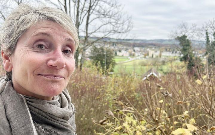 Carmen Müller blickt skeptisch. Sie steht auf ihrer Terrasse in Büblikon, hinter ihr die Umfahrung mit dem Kreisel Birrfeldstrasse, wo sich im Sommer abends und an Wochenenden Autos- und Töff-Poser vergnügen. Foto: hhs