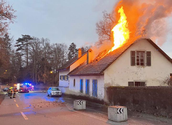 Das Dach des Kutscherhauses steht in Vollbrand. Fotos: zVg