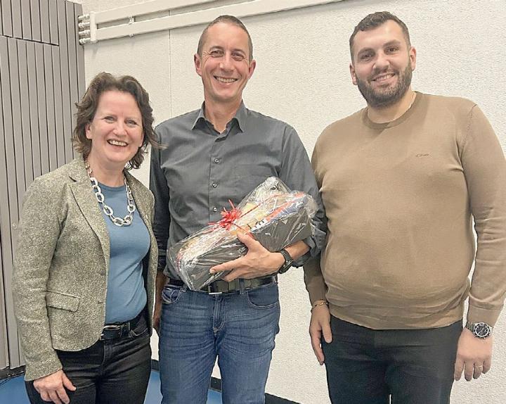 Marianne Stänz verabschiedete Gemeinderat Marcel Zehnder (Mitte) und begrüsste den neu gewählten Gemeinderat Ute Balaj. Foto: hhs