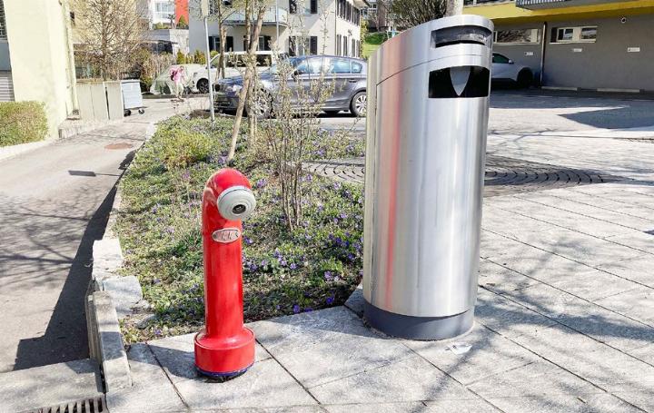 Im Moment ist es aufgeräumt, doch am Kreuzbrunnenplatz wurde in letzter Zeit rund um den Mülleimer häufig illegal Abfall deponiert. Foto: ml