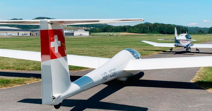 Birreterinnen und Birreter stören sich an lauten Schleppflugzeugen (vorne), die über ihr Wohngebiet fliegen. Foto: zVg