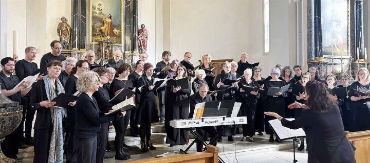 Mehrere Chöre singen unter der Leitung von Nathalie Musardo Sigrist in Tägerig die «Misatango». Foto: hhs