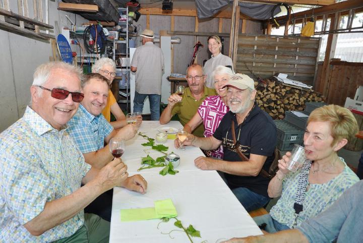 Neben dem Genuss stand die Geselligkeit beim «Rohrdorfer Wiisonntig» im Vordergrund – so wie in dieser fröhlichen Runde, die sich am Stand von Weinbau C. & T. Steger zusammengefunden hatte. Fotos: ml