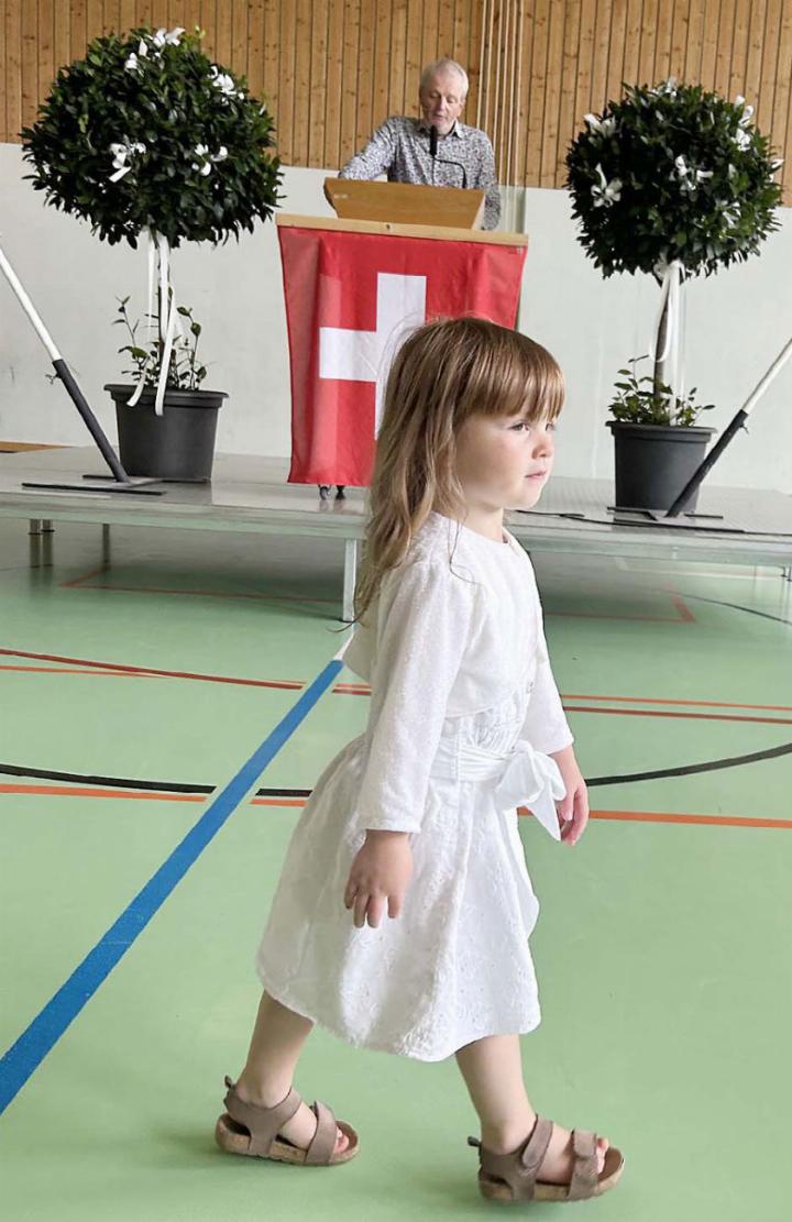Während Thomas Lang (hinten) vom «Dornröschen-Fenster» erzählte, das Mellingen nutzen sollte, spazierte die jüngste Generation, die zweijährige Alessandra (im weissen Kleid), unbeschwert durch die Turnhalle. Foto: hhs