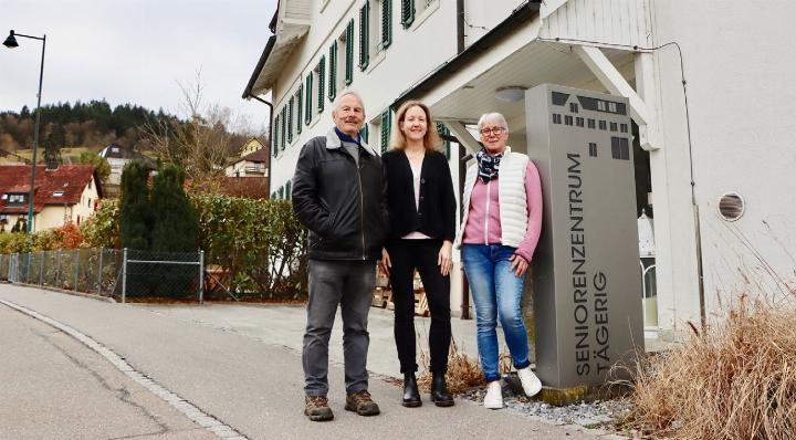 Jürg Keller (l.) und Irene Hilpert (r.) eröffnen am 4. März das «Bücher-Kafi» in der Cafeteria des Seniorenzentrums. Daniela Kramer (Mitte, stellvertretende Heimleitung) freut sich, dass auch Bewohnende profitieren. Foto: dg