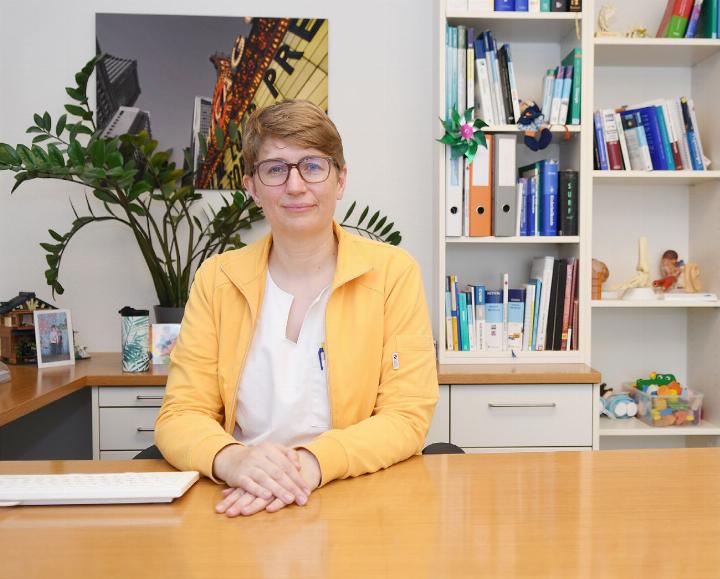 Die Ärztin Sabrina Pohle in ihrem Sprechzimmer im «Doktorhaus». Foto: leh