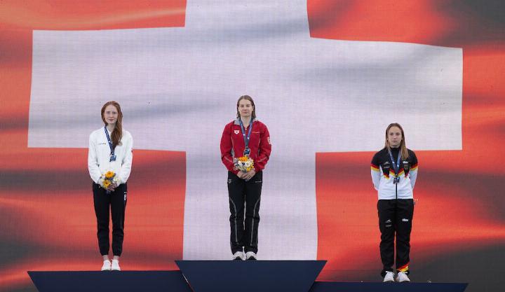 Ganz oben auf dem Treppchen! Die Wasserspringerin Michelle Heimberg gewinnt an den Europa-Meisterschaften Gold vor Aleksandra Bibkina (l.) und Lena Hentschel (r.). Foto: David Damnjanovic, zVg