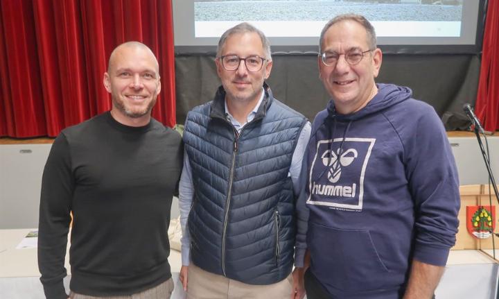 Gemeindeammann Daniel Knappe (im Bild in der Mitte) verabschiedete den Präsidenten der Finanzkommission, Tom Bürki (r.) und das Fiko-Mitglied Simon Hügli (l.). Beide treten auf Ende der Amtszeit zurück. Foto: mbe