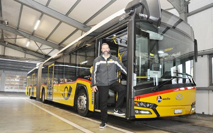 Guido Schuppisser trägt die Postauto-Uniform mit Stolz und ist am Steuer mittlerweile in seinem Element. Foto: ml Guido Schuppisser trägt die Postauto-Uniform mit Stolz und ist am Steuer mittlerweile in seinem Element. Foto: ml