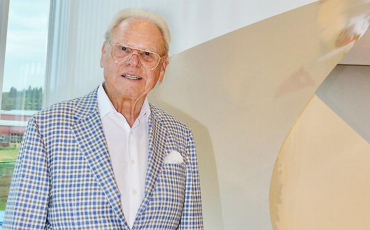 Bruno Kuhn blickt auf ein reiches Lebenswerk zurück. Das Foto entstand vor einigen Wochen in seinem privaten Automuseum in Busslingen. Foto: bg
