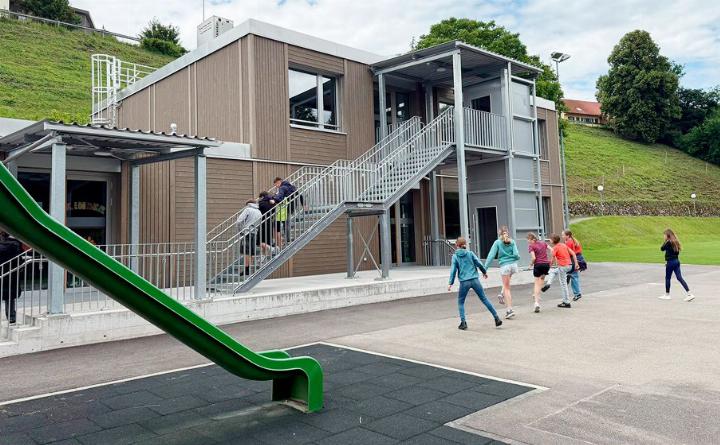 Vor der Gmeind findet die Einweihungsfeier fürs Schulhaus statt. Foto: zVg