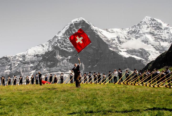 Der 1. August wird traditionell mit Alphornklängen und Fahnenschwingen gefeiert. Foto: pixabay