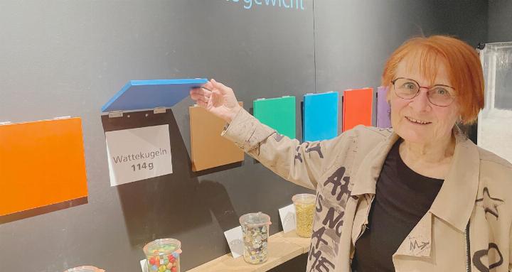 Romy Studerus im Kulturzentrum/Museum von Fislisbach, wo sie lange wirkte. Das spielerische Rätsel soll Kinder neugierig machen. Foto: Urs Heinz Aerni
