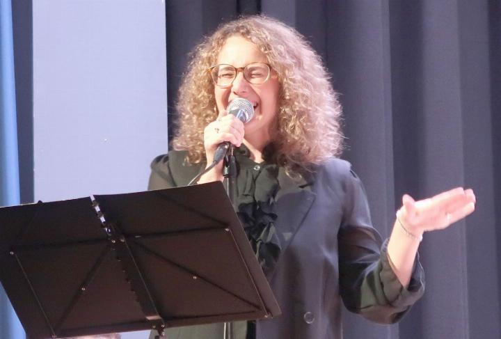 Marina Filoni, Sängerin und Mägenwiler Gemeinderätin, brachte mit ihrer souligen, starken Stimme die Schulhaus-Aula zum Beben. Das Publikum wollte nach ihren drei Songs gegen Schluss des Konzerts Zugaben. Fotos: mbe