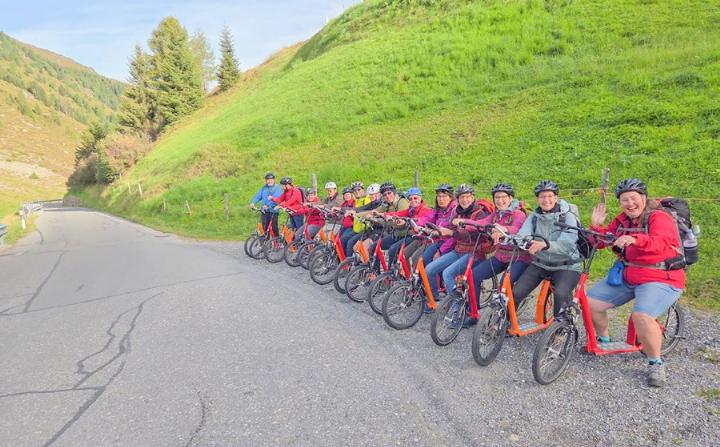 Gut ausgerüstet ging es auf dem Trottinett das Tal hinab. Foto: zVg