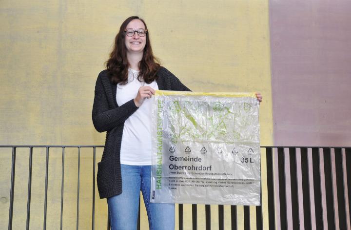 Natascha Korstick, stellvertretende Gemeindeschreiberin, bei der Einführung der Sammelsäcke im Jahr 2022. Der Verkauf deckt die Kosten nach wie vor nicht. Dies, obwohl die Nachfrage von Jahr zu Jahr zugenommen hat. Foto: ml