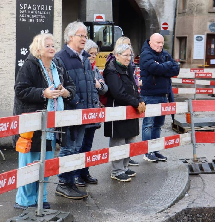Interessiert: Claudia Haus, Bernhard Leutenegger, Elisabeth Müller, Ursula Scherrer, Beatrix Motsch und Gemeinderat Martin Huber (v. l.) bei der Baustellenbesichtigung.