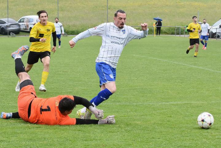 Köllikens Torhüter foult Heiri Murati im Strafraum. Den fälligen Elfmeter verwandelt Murati zum zwischenzeitlichen 1:1. Foto: bn