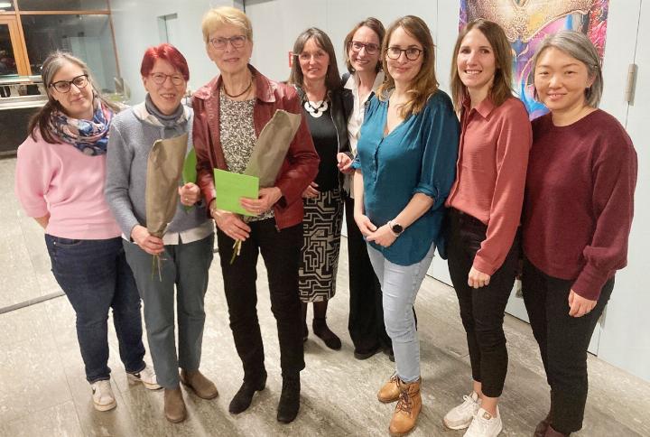 Langjährige Mitglieder erhielten Blumen und Gewerbegutscheine: Elfriede Jakob (2. v. l.) und Flavia Humbel (3. v. l.) engagieren sich seit 40 Jahren im Verein. Sie werden flankiert vom Vorstand, links Präsidentin Claudia Müller, rechts Györgyi Schaeffer, Funda Fehlmann, Mirjam Portmann, Tamara Lauber, Min Yu; Tanja Bachmann fehlte. Foto: mbe