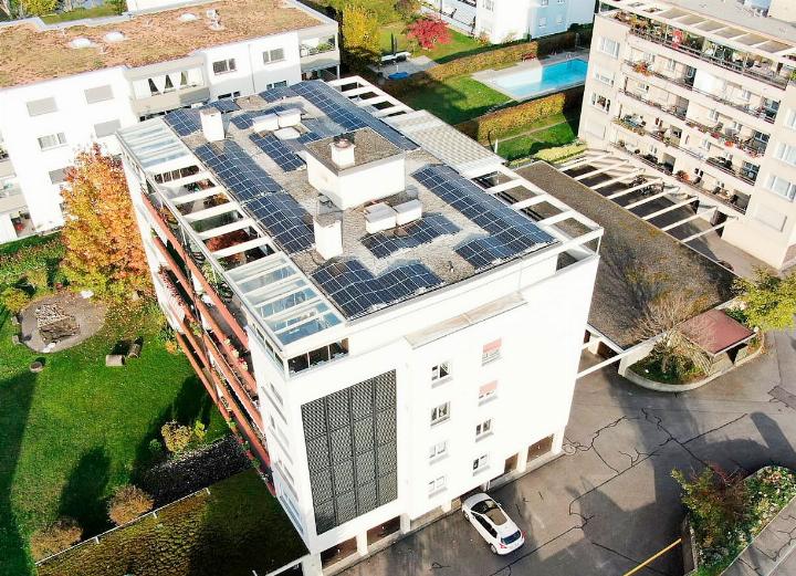 Das Mehrfamilienhaus Weihermattstrasse 8 hat fast 55 Jahre auf dem Buckel. Die Eigentümergemeinschaft investierte über die Jahre stetig. 2017 wurde eine Solarthermie-Anlage mit Solarpanels an der Fassade installiert, 2022 kam eine Photovoltaik-Anlage auf dem Dach dazu. Neu verfügt diese zusätzlich über einen Stromspeicher. Fotos: ml/zVg