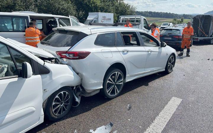 An der Auffahrkollision waren insgesamt 14 Autos beteiligt. Foto: Kapo