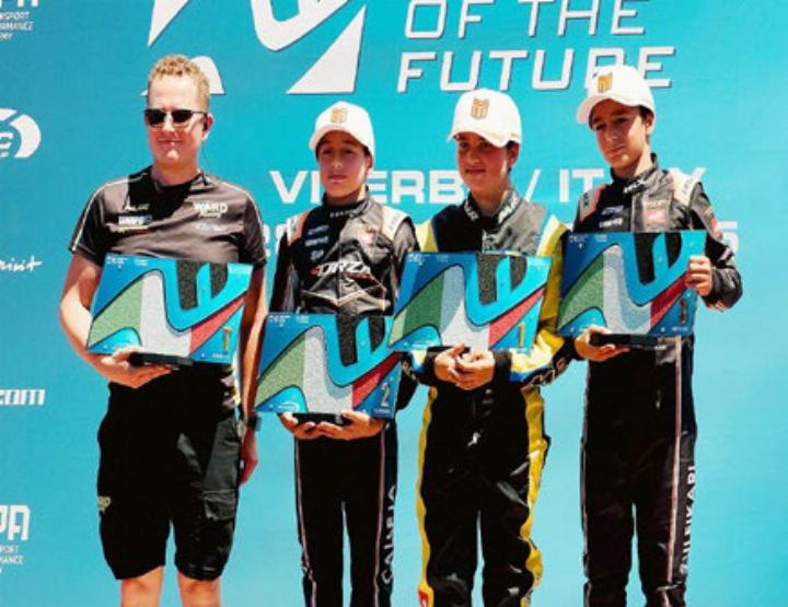 Der siegreiche Kart-Fahrer Dan Allemann (zweiter von rechts). Foto: zVg
