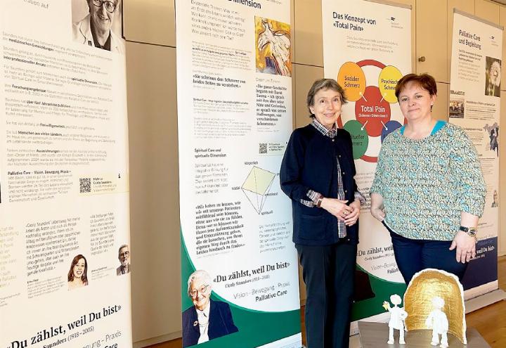 Karin Voss (l.) mit Monika Koch in der Wanderausstellung über die Palliative-Pionierin Cicely Saunders – zu sehen im Kirchgemeindehaus. Foto: hhs