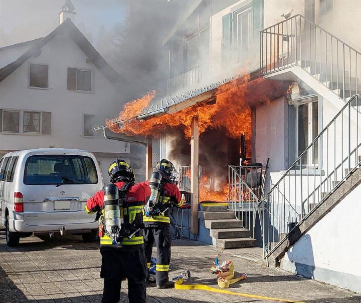 Als die Feuerwehr eintraf, stand der Dorfladen in Vollbrand. Fotos: zVg