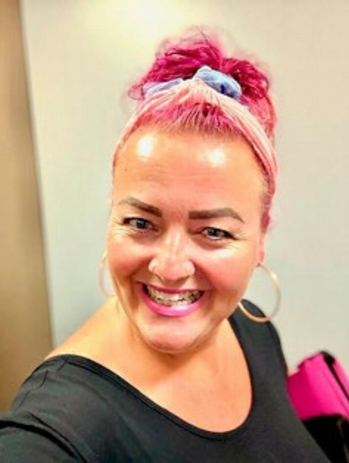 Denise Dünki Ruesch ist in Büblikon und Stetten aufgewachsen und wohnt mit ihrem Mann und ihrer Tochter in Mägenwil, in welchem sie viele Jahre in verschiedenen Vereinen, für die Jugend und Bevölkerung aktiv war. Sie ist Grafikartistin und Inhaberin des Gestaltungsateliers üNiBunT und mit Passion Regie am Jugendtheater Widen. Am liebsten hat sie Lachflashs und ist in der Welt unterwegs um neues «Futter» für ihr Kreativtierli zu sammeln.