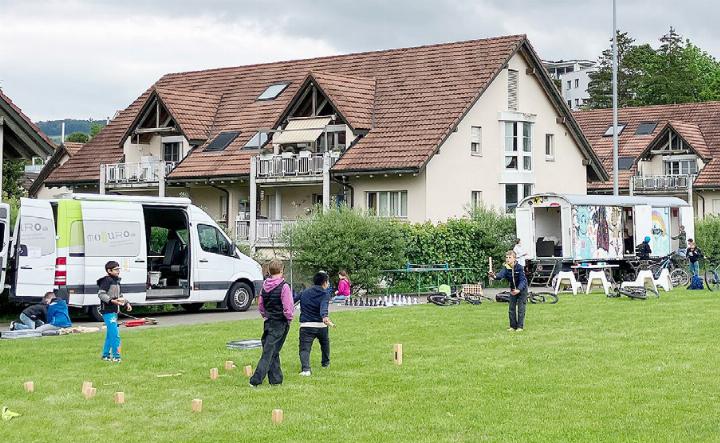 Der Bauwagen der Mojuro (r.) steht bis zum 17. Juni in Stetten.